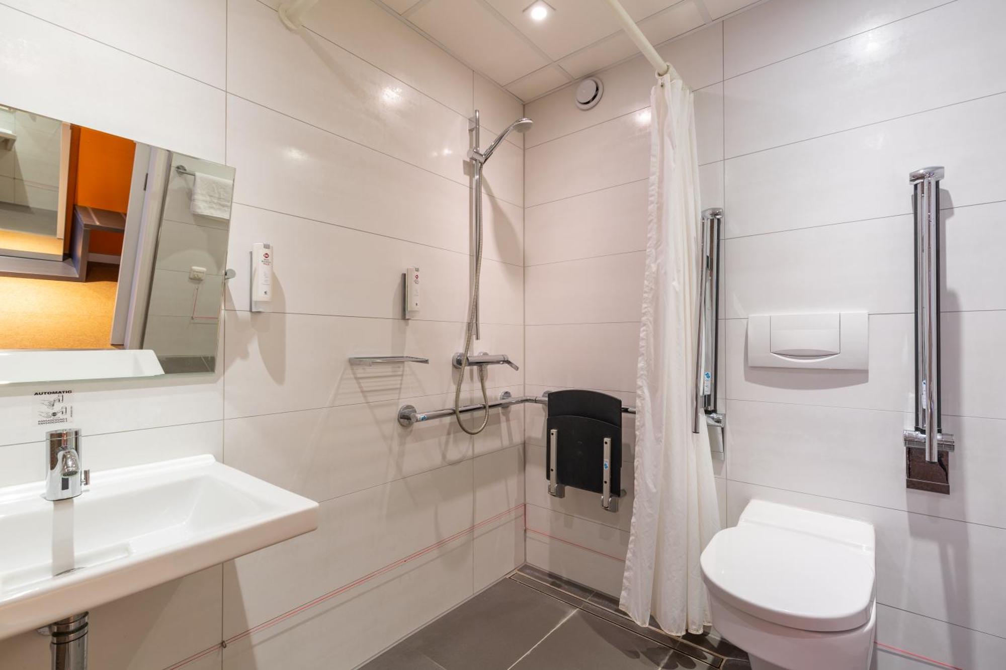 Twin Room Walk Shower Disability Access or Non-Smoking